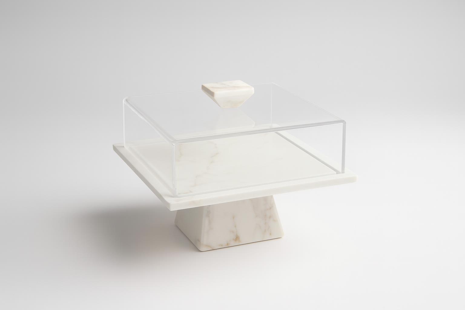 Présentoir carré en marbre blanc et plexi 3
