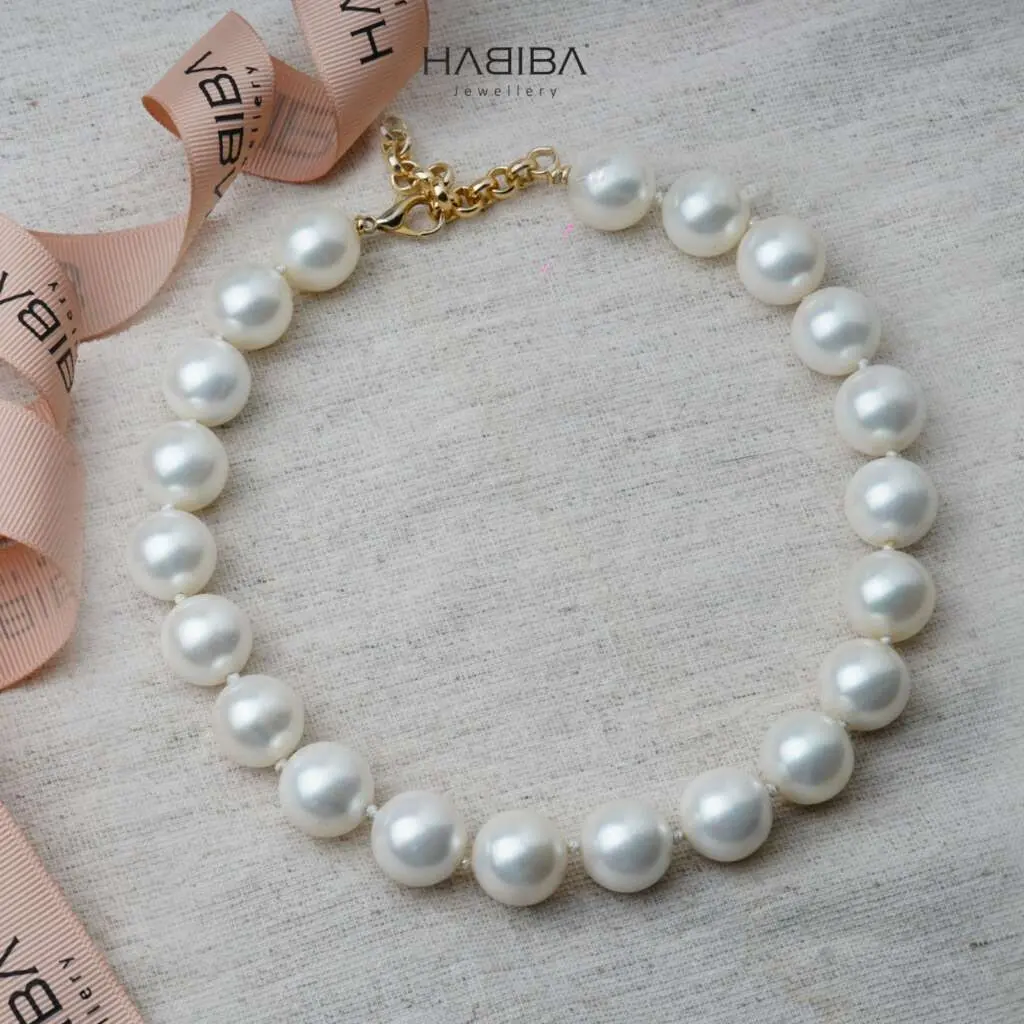 Collier en perles blanches