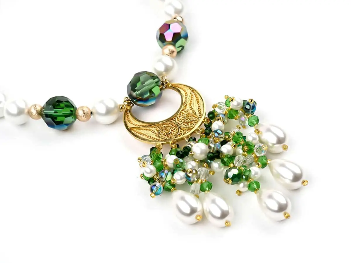 Collier LUNEA, lune en argent filigrane et enfilage de perles blanches et cristaux verts