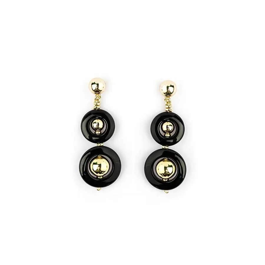 Boucles d'oreilles INTEMPORELLES, composées de deux cercles noirs en agate et de deux boules dorées