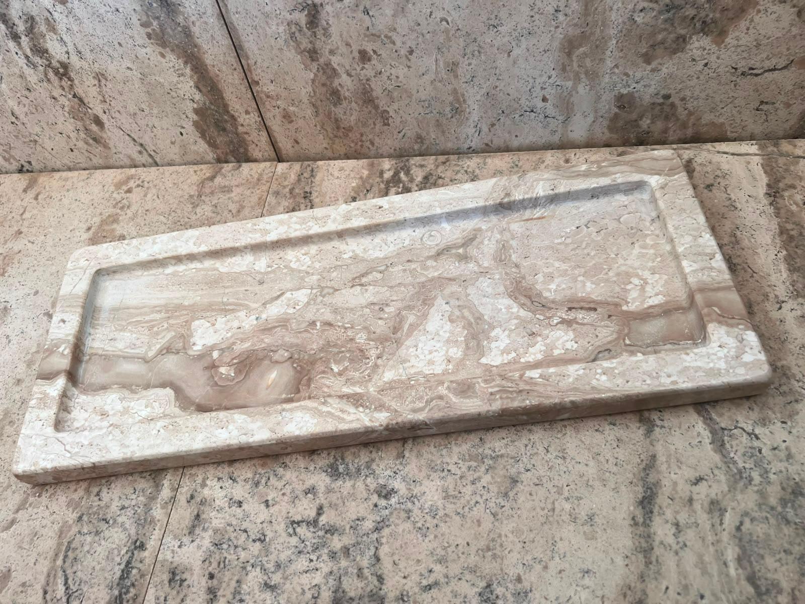 طبق مستطيل من الرخام البيج