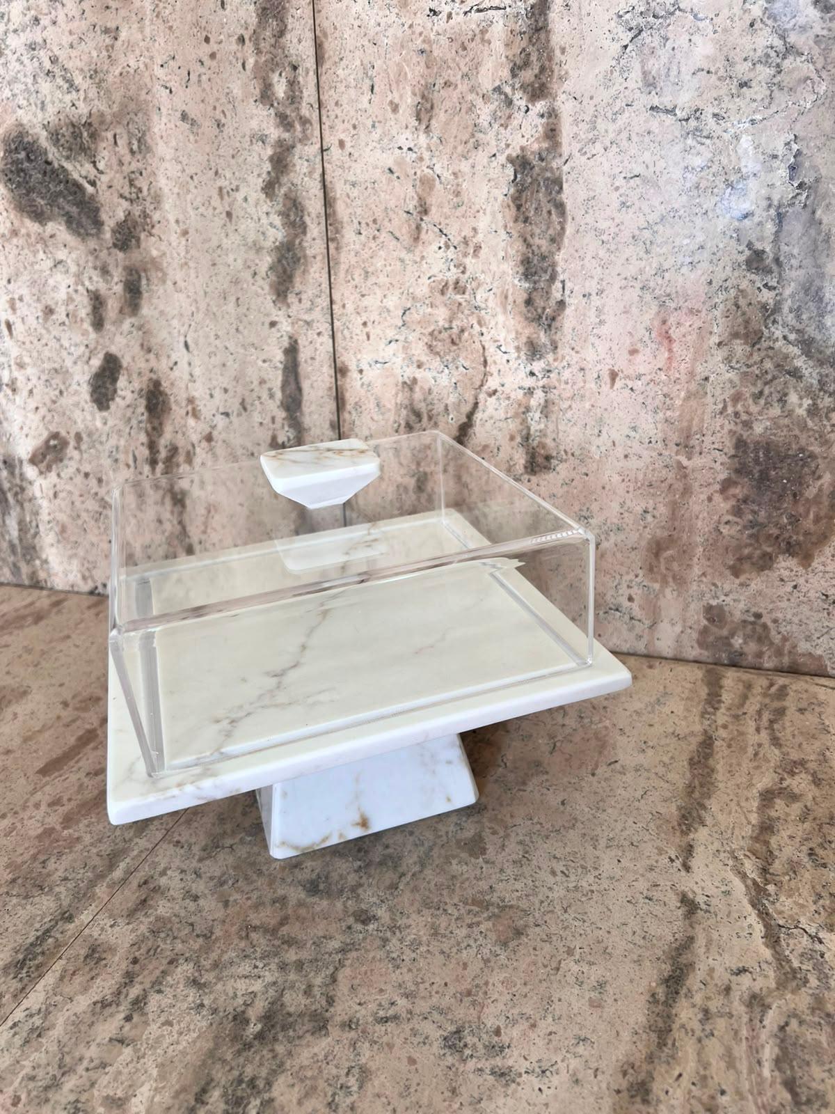 Présentoir carré en marbre blanc et plexi 1