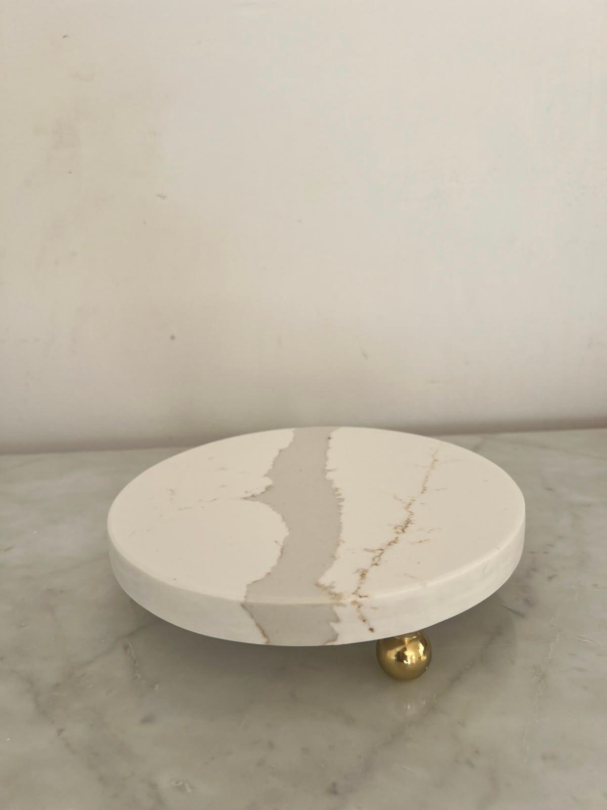 Support rond en marbre blanc avec pieds dorées 4