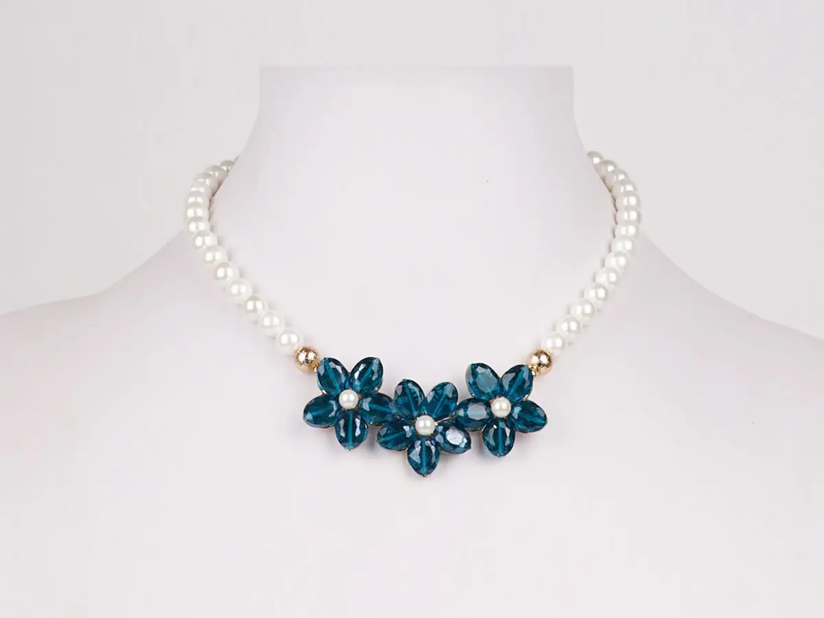 Collier FLORIA, trois fleurs bleues sur un rang de perles