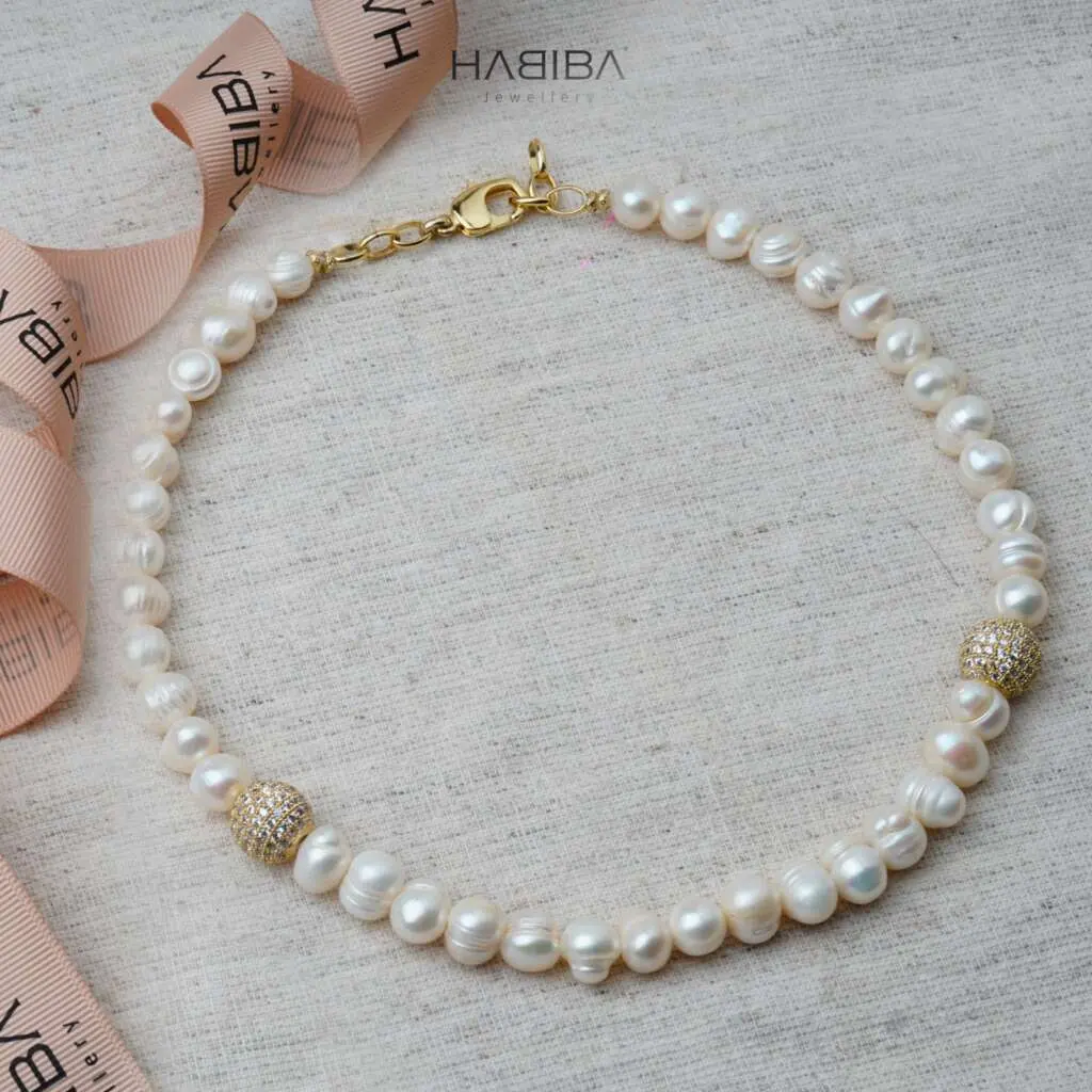Collier perles de culture et deux boules dore