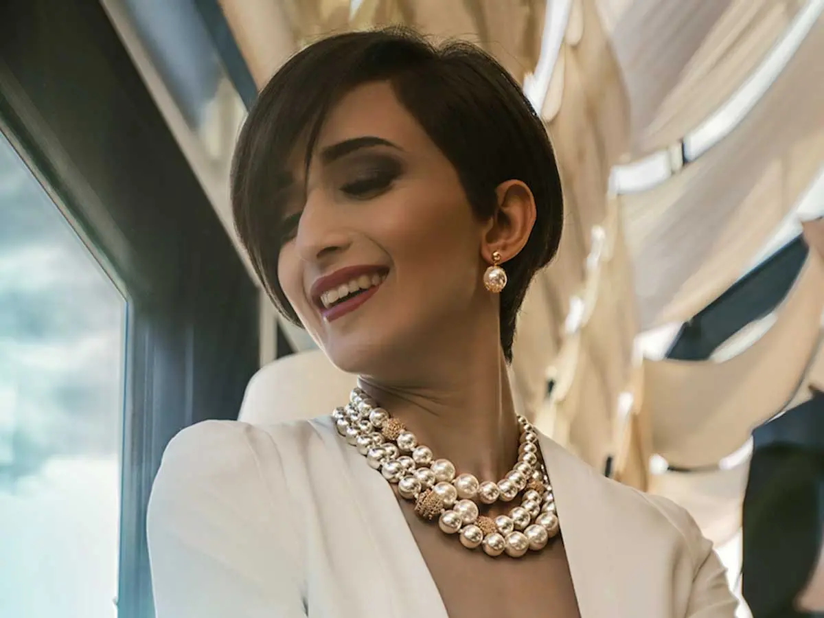 Collier ROMANCIA trois rangs de perles blanches avec des boules en filigranes