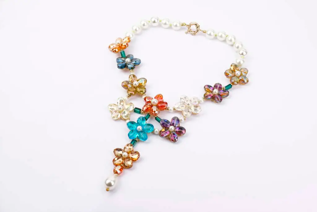 Collier FLORIA, des fleurs brodées par des pétales en cristaux, sur un rang de perles blanches