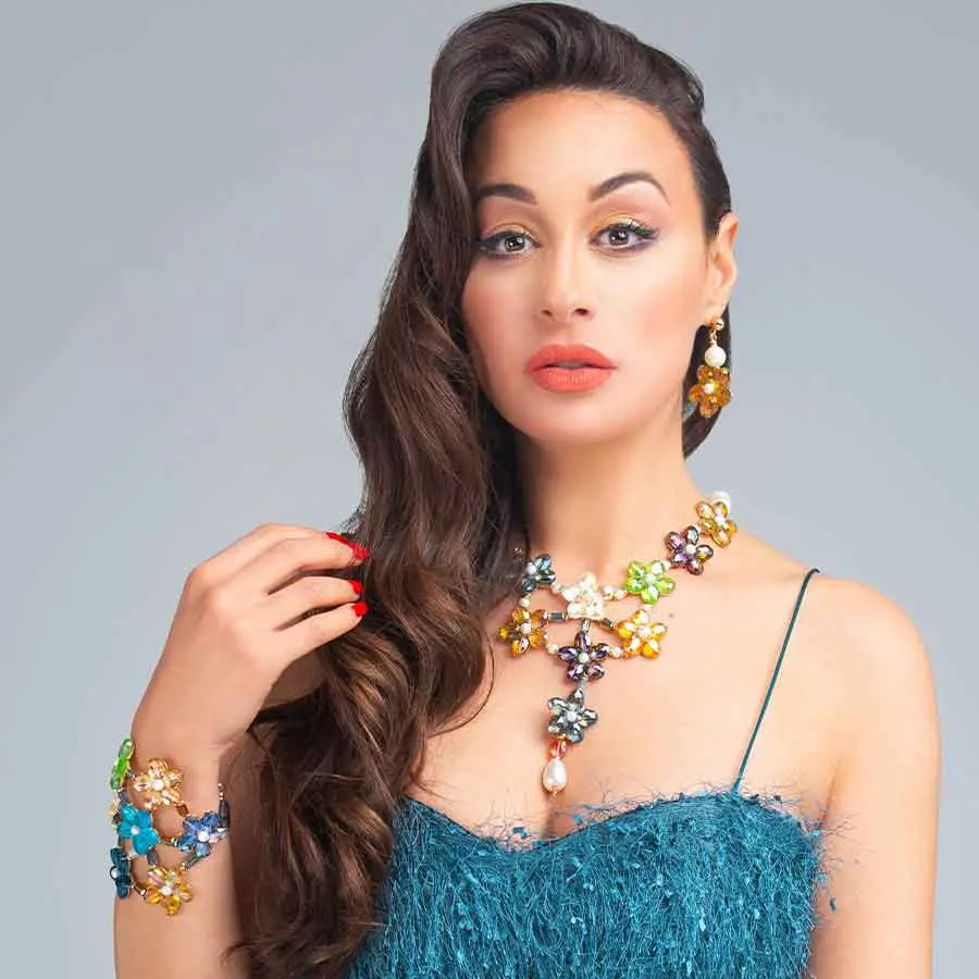 Collier FLORIA pièce unique, des fleurs brodées par des pétales en cristaux colorés, en forme de grappe