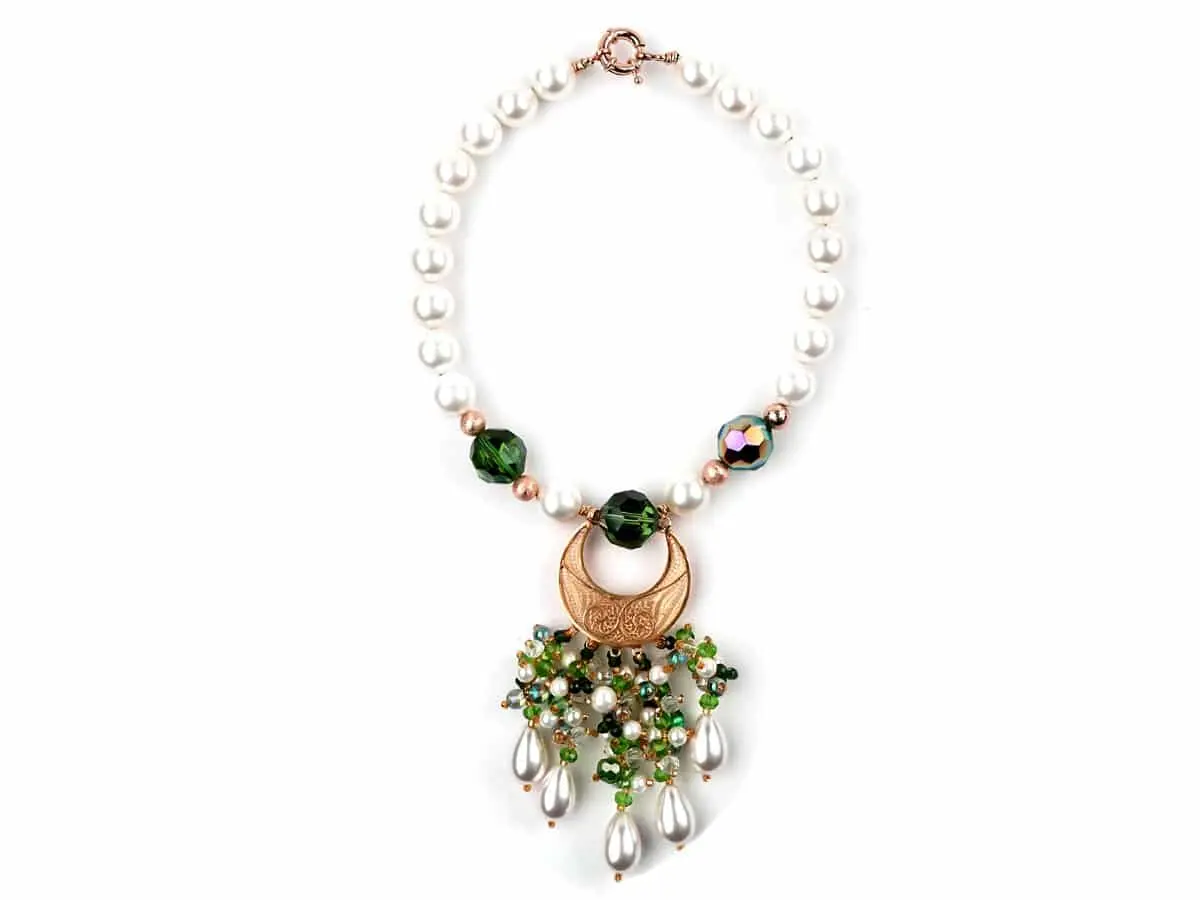 Collier LUNEA, lune en argent filigrane et enfilage de perles blanches et cristaux verts