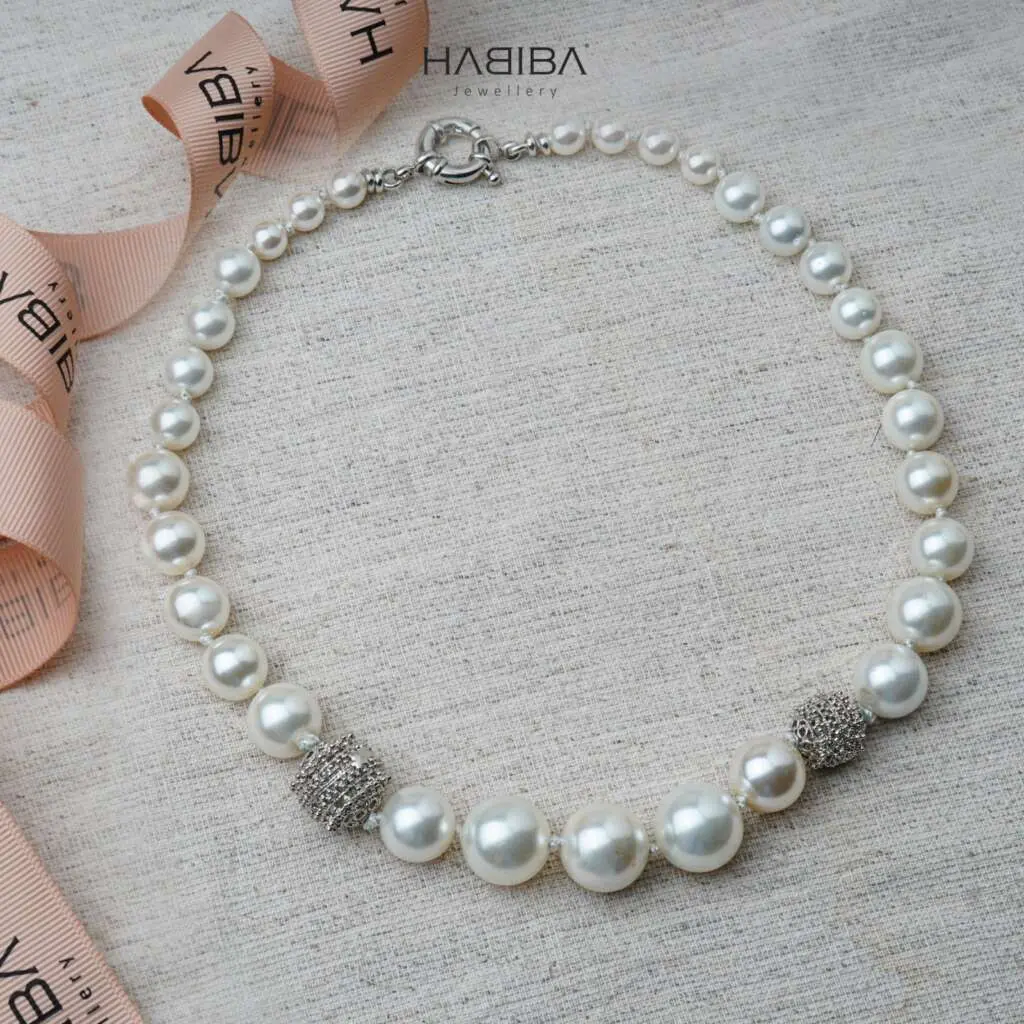 Collier en perles blanches et boule en argent