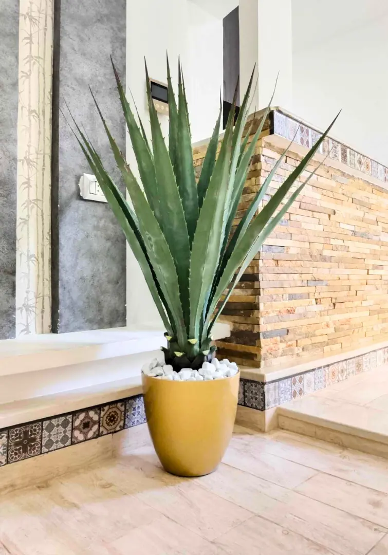 Agave américaine artificielle dans un pot doré G27