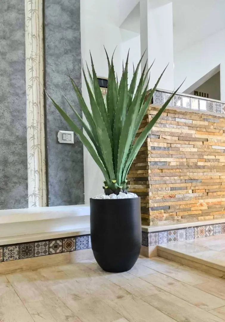 Agave d'Amérique artificiel dans un pot noir G26