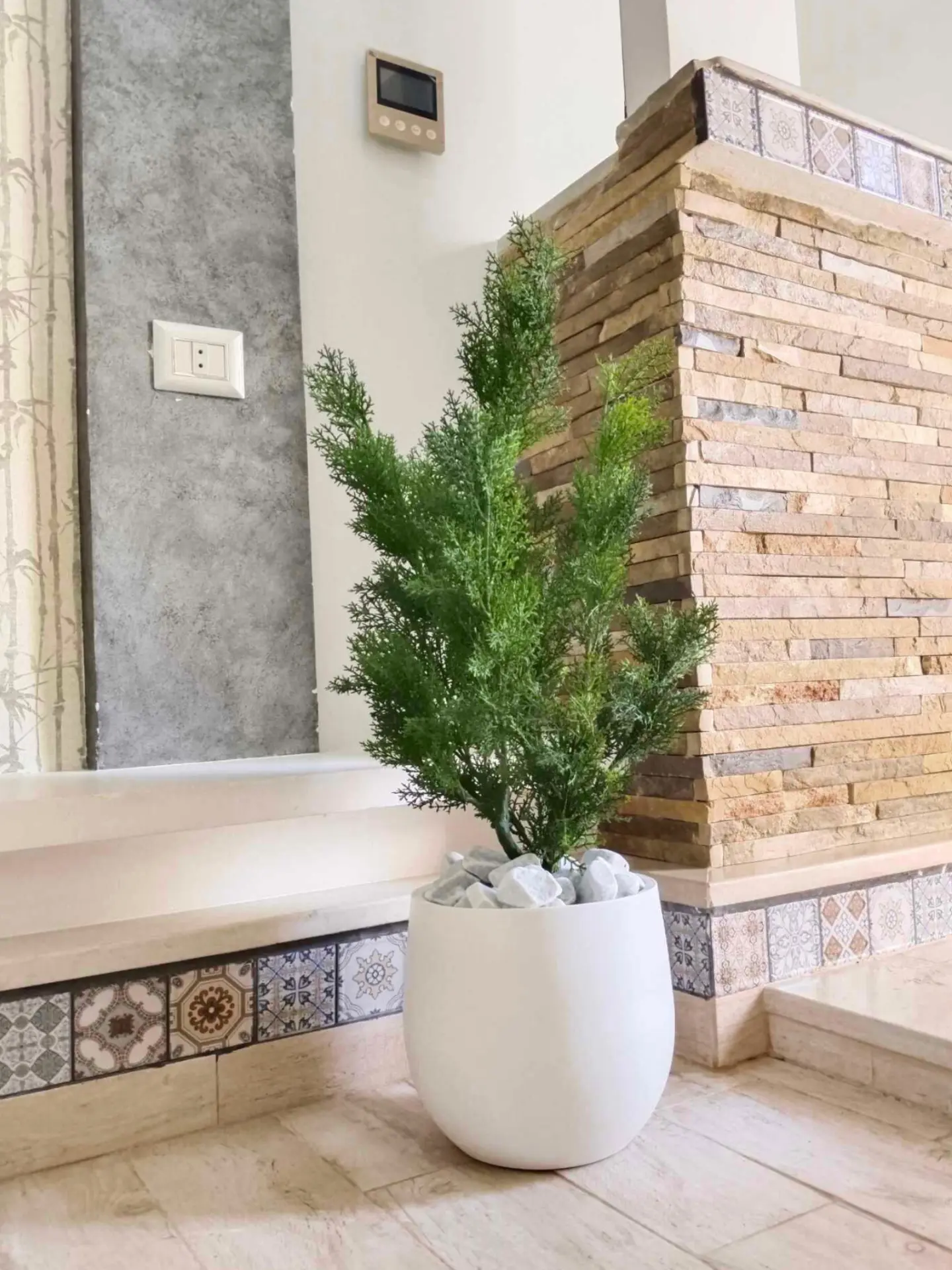 Cèdre topiaire artificiel en pot céramique de 1,15 m – Tunisie- Pour intérieur et extérieur – D73