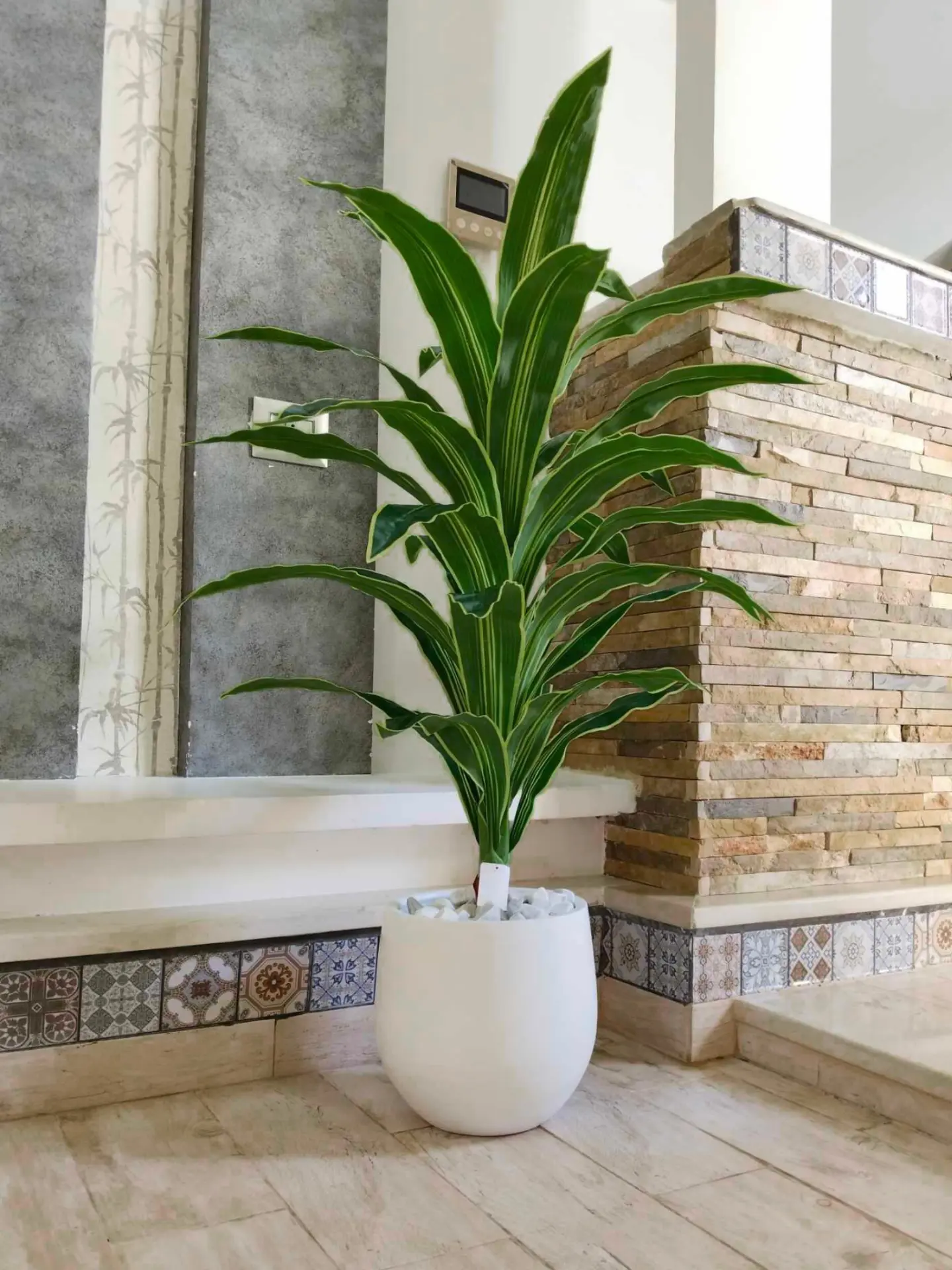 Faux Yucca artificiel dans un pot en céramique hauteur 1.4 m – D68