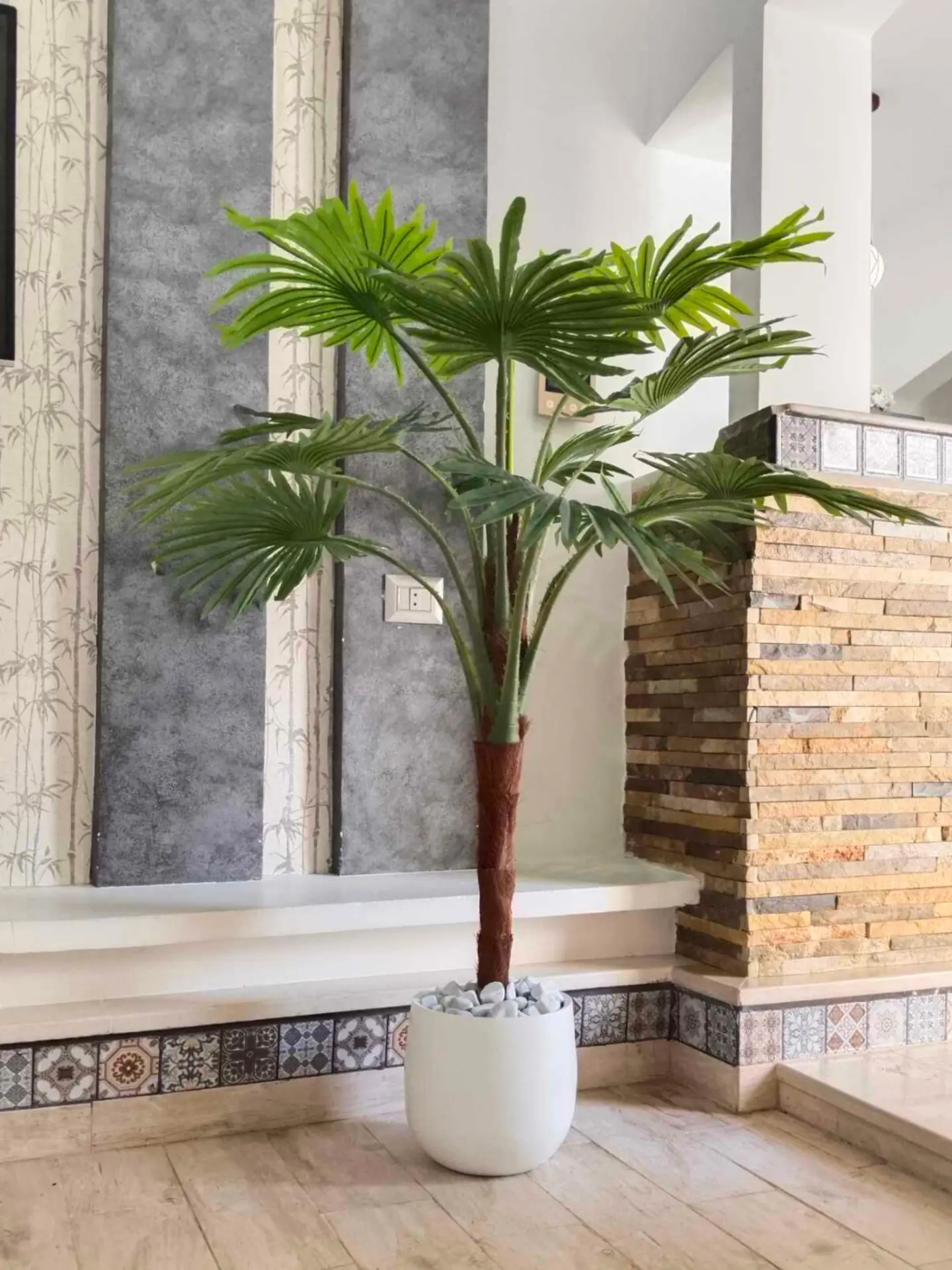 Palmier artificiel en éventail de 1.55m avec un pot en céramique et galets – D74