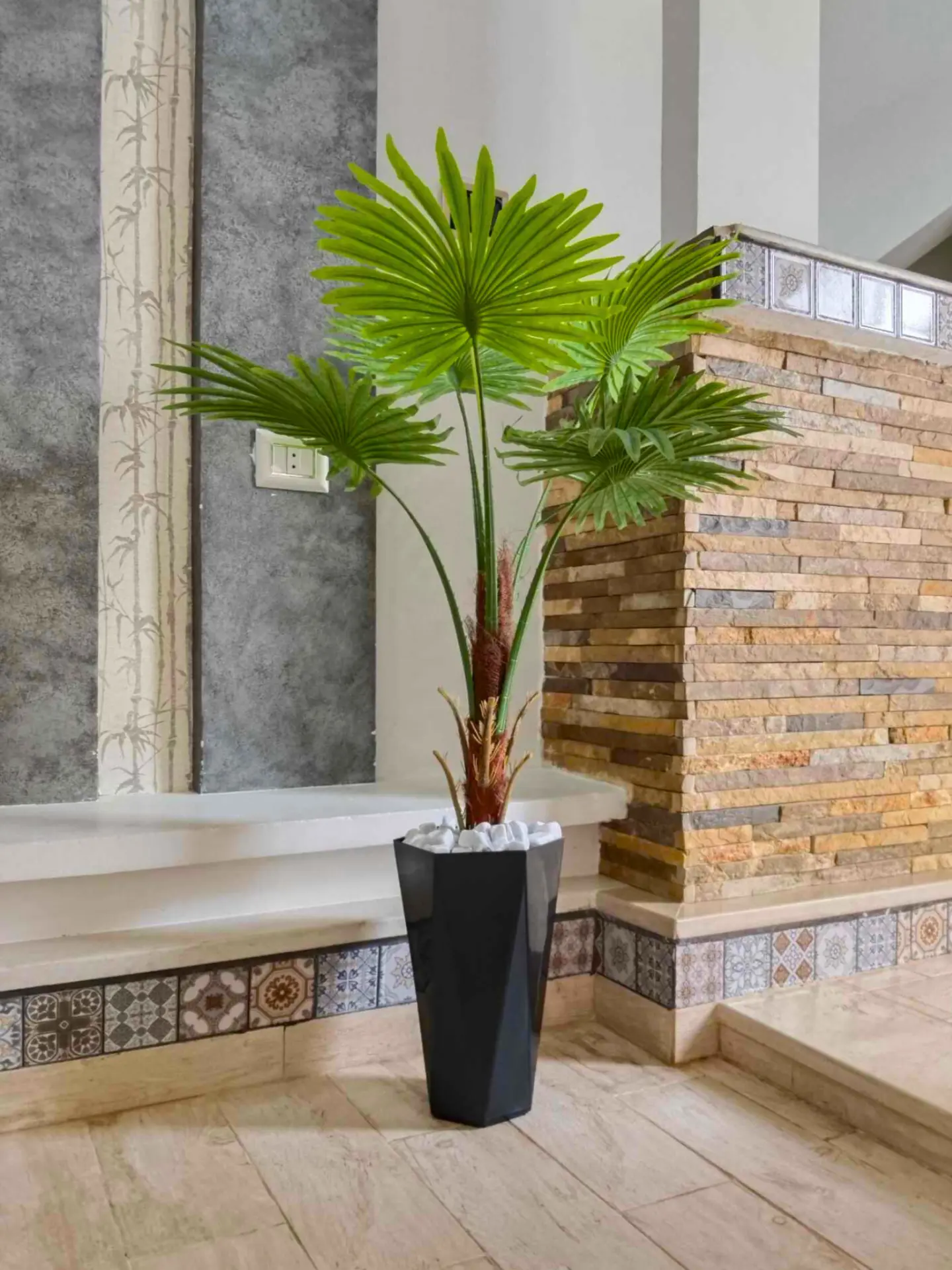 Palmier artificiel en éventail faux phénix tropical en long pot plastique noir et galets – hauteur 1.35m – D128