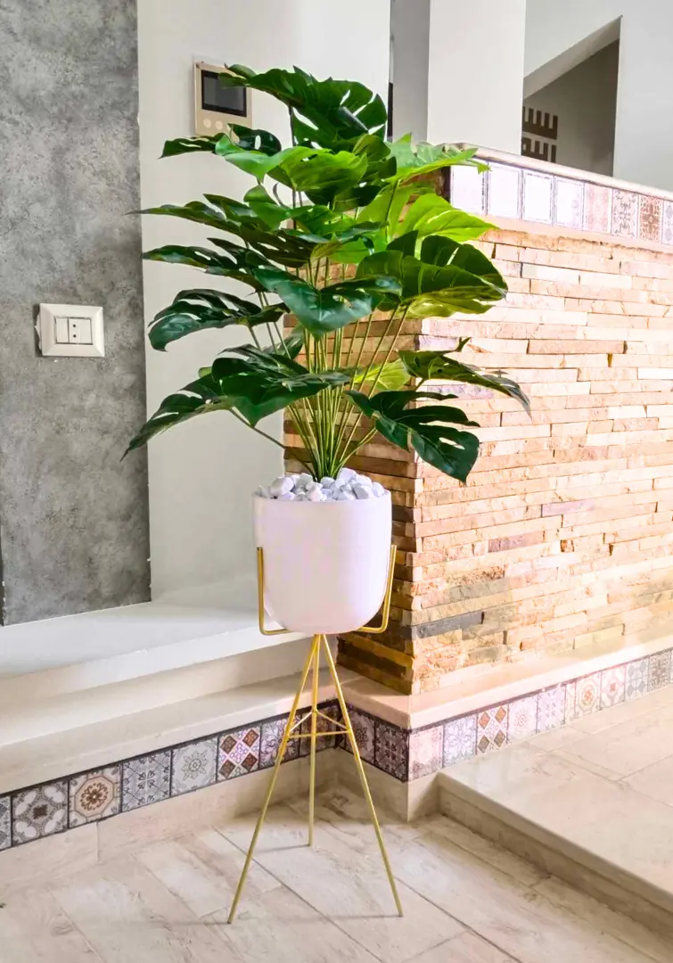 Plante artificielle monstera avec pot en céramique et support X111