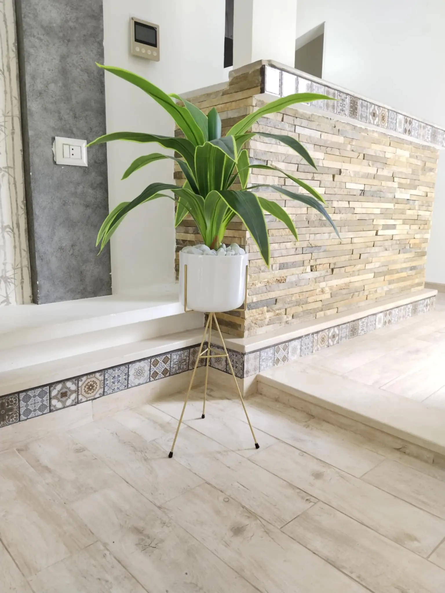 Yucca artificiel avec support et pot en céramique – hauteur 1m30 – BH21